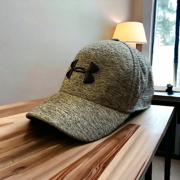 Under Armour Embroidered Logo Soft Polyester & Elastane Size M/L Cap! - Picture 2 of 8